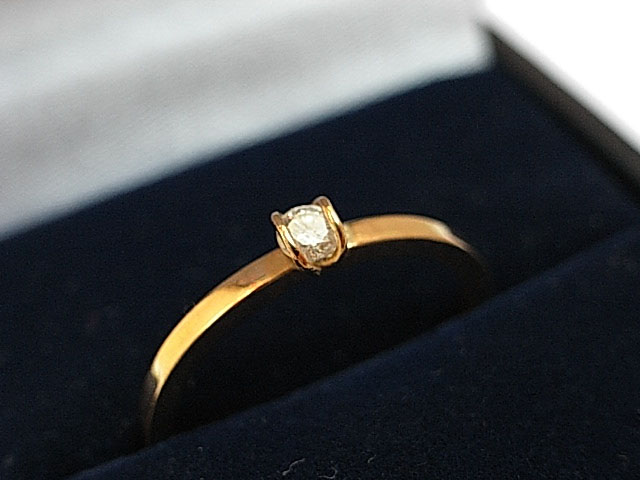 gold band with diamond